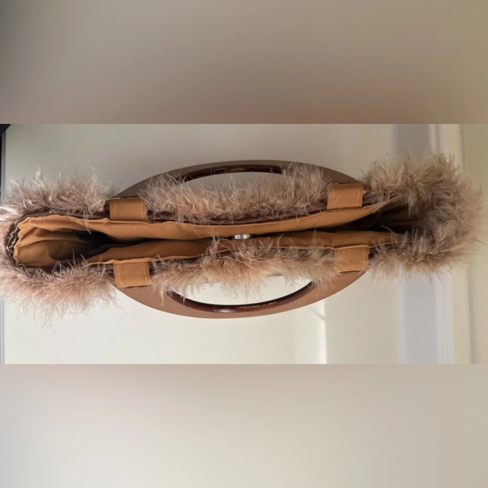 Vintage Elegant Brown Floral Handbag wooden handle feathered all around top part